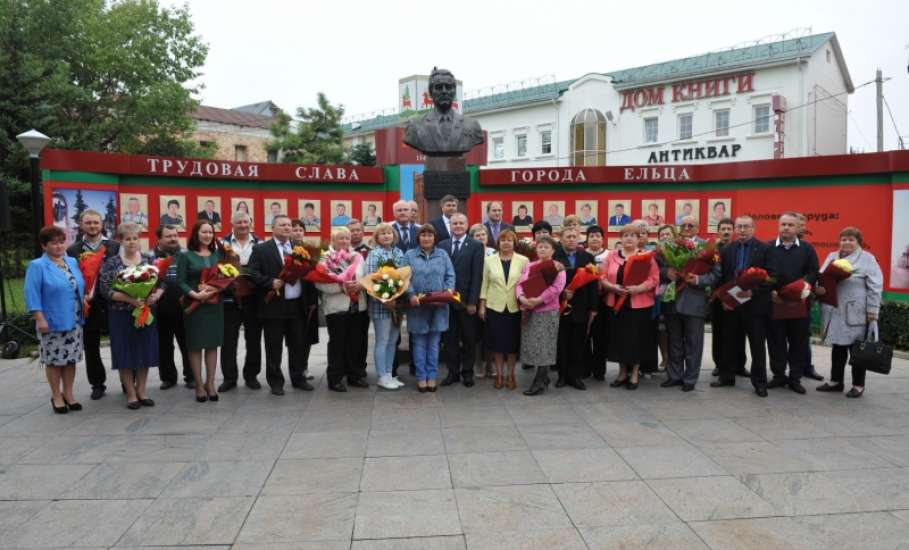 В день города в Ельце обновили Доску почета