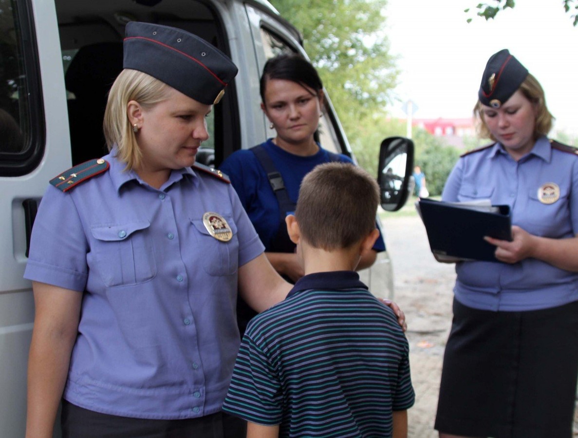 Подростки полиция. Трудные подростки в полиции. Доставление несовершеннолетних в полицию. Полиция обыскала детей и подростков. Постановка ребенка на учет по делам несовершеннолетних.