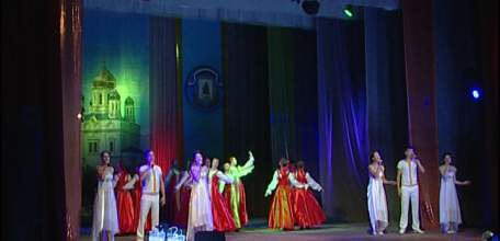 На сцене городского Дворца культуры известным ельчанам вручили почетные награды