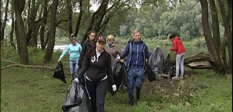 В Ельце возобновили «чистые четверги»: сотрудники администрации убирали берег Быстрой Сосны после окончания летнего сезона