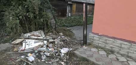 Мусор высыпали прямо на пешеходную дорожку по ул Орджоникидзе