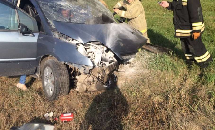 В Елецком районе на 387 км а/д «Дон» произошло столкновение автомобиля «Ситроен С8» и автомобиля «Опель Вектра»