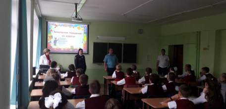 Сотрудники государственных служб проинформировали учащихся лицея №5 о правильном поведении на дорогах, в быту и при возникновении пожара