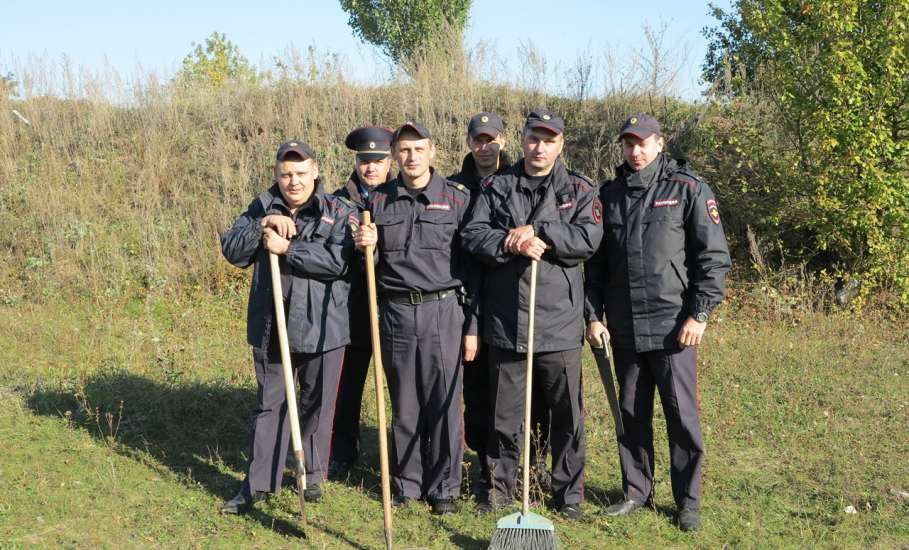 В Ельце сотрудники полиции приняли участие во Всероссийском экологическом субботнике «Зелёная Россия»