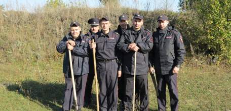 В Ельце сотрудники полиции приняли участие во Всероссийском экологическом субботнике «Зелёная Россия»