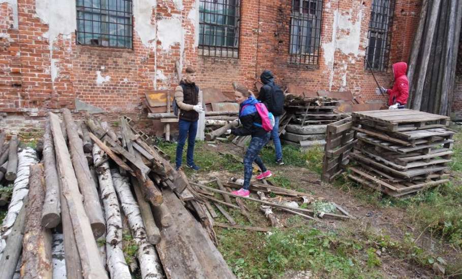Студенты ЕГУ имени И.А. Бунина провели уборку на территории Покровского храма г. Ельца
