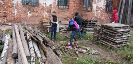 Студенты ЕГУ имени И.А. Бунина провели уборку на территории Покровского храма г. Ельца