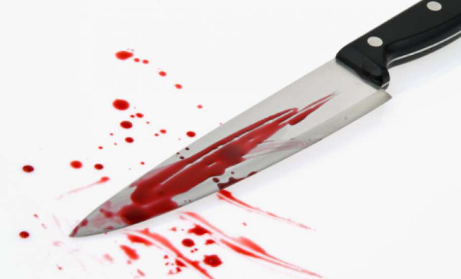 В Ельце в результате пьяной ссоры мужчина получил удар ножом в живот