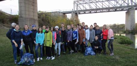 Молодежь города вышла на расчистку берега реки Б. Сосна