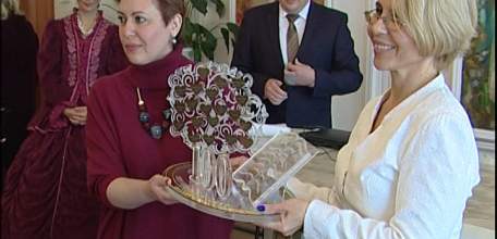 К 100-летию со дня образования службы ЗАГС в Елец привезли символ любви
