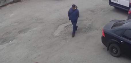 В Ельце неизвестный похитил из машины 105 тысяч рублей