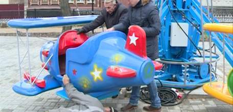 В Детском парке завершается установка четвёртого аттракциона