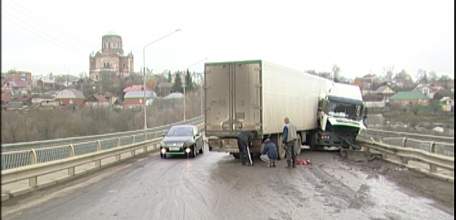 На Аргамаченском мосту в Ельце развернуло фуру