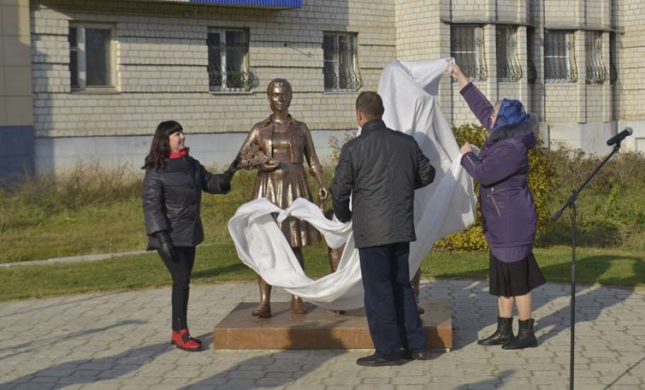 В Ельце открыли скульптурную композицию «Семья»