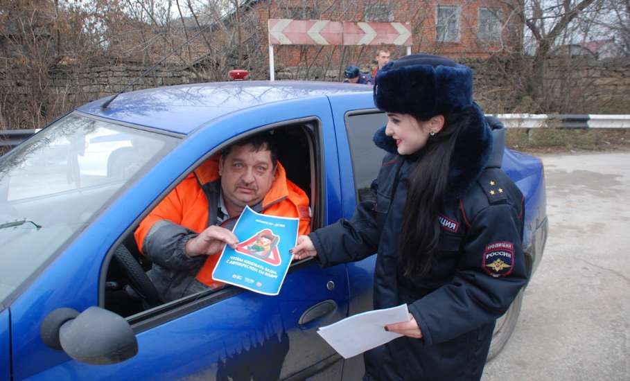 В Ельце автоинспекторы напоминают водителям о правилах безопасной перевозки детей