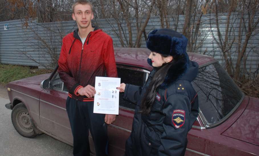 В Ельце автоинспекторы напоминают водителям о правилах безопасной перевозки детей