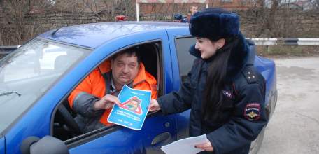 В Ельце автоинспекторы напоминают водителям о правилах безопасной перевозки детей