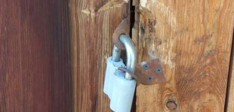 ОМВД России по Елецкому району просит оказать помощь в розыске неизвестных лиц, совершивших кражу имущества в деревне Урывки