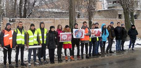 Студенты центра СПО ЕГУ им. И.А. Бунина поздравили женщин-водителей с наступающим Днём матери