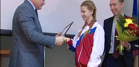 Серебряного призера чемпионата мира по кикбоксингу Алёну Башмакову чествовали в администрации Ельца
