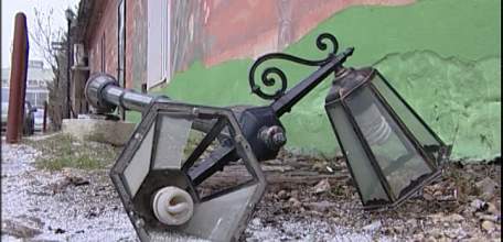 До фонаря: 12 декоративных столбов сломали вандалы возле торгового комплекса в Ельце