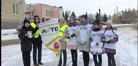 Сотрудники ГИБДД и юные инспекторы дорожного движения протестировали елецких водителей