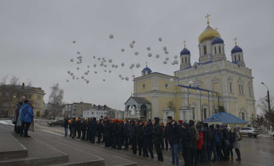 На Красной площади Ельца состоялся традиционный флешмоб «Елец – город воинской славы»