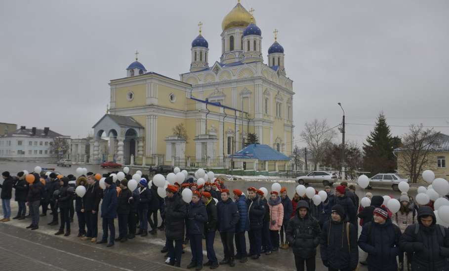 На Красной площади Ельца состоялся традиционный флешмоб «Елец – город воинской славы»