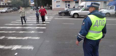 Елецкие автоинспекторы выявляют нарушителей на пешеходных переходах