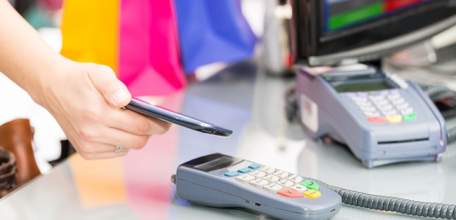 Граждане России всё меньше денег снимают с платёжных карт, предпочитая ими расплачиваться