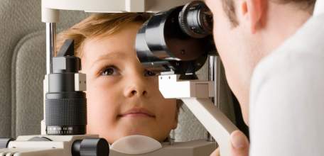 Почему важно регулярно посещать офтальмолога детям?