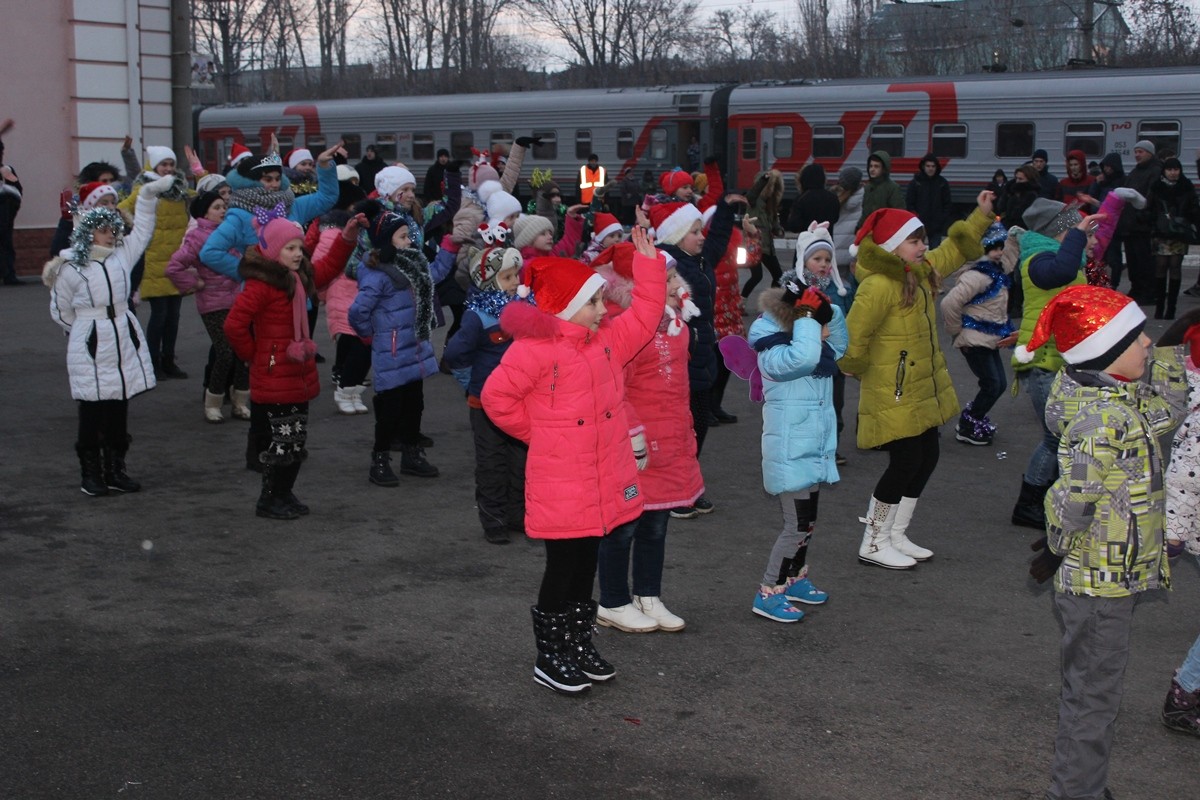 Новогодние флешмобы современные для детей. Флэшмоб полицейский дед Мороз. Одежда для новогднего флешмоба. Новогодний флеш моб с шапками. Флеш моб работников ЖД вокзала орёл.