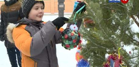 Елецкие школьники украсили ёлку в сквере им. Пришвина игрушками, сделанными своими руками