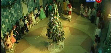 Актёры драматического театра «Бенефис» порадовали юных ельчан новогодней сказкой