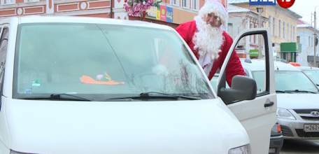 Новогодний экипаж: елецкий Дед Мороз колесит по улицам города с ёлочкой на крыше автомобиля, радуя жителей