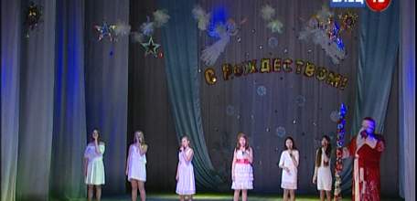 Свой подарок ельчанам в светлый праздник со сцены преподнесли исполнители и коллективы города