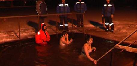 Ледяная, но обжигающая: воды елецкой иордани приняли всех желающих совершить традиционные крещенские купания