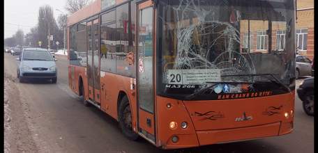 На ул. Коммунаров столкнулись микроавтобус &laquo;Соболь&raquo; и автобус &laquo;МАЗ&raquo;