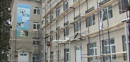 Эстетично и практично: идет ремонт фасада елецкого акушерского центра