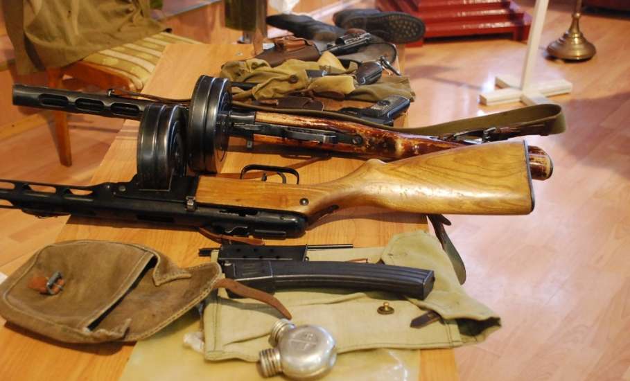 В елецкой православной гимназии состоялась выставка оружия