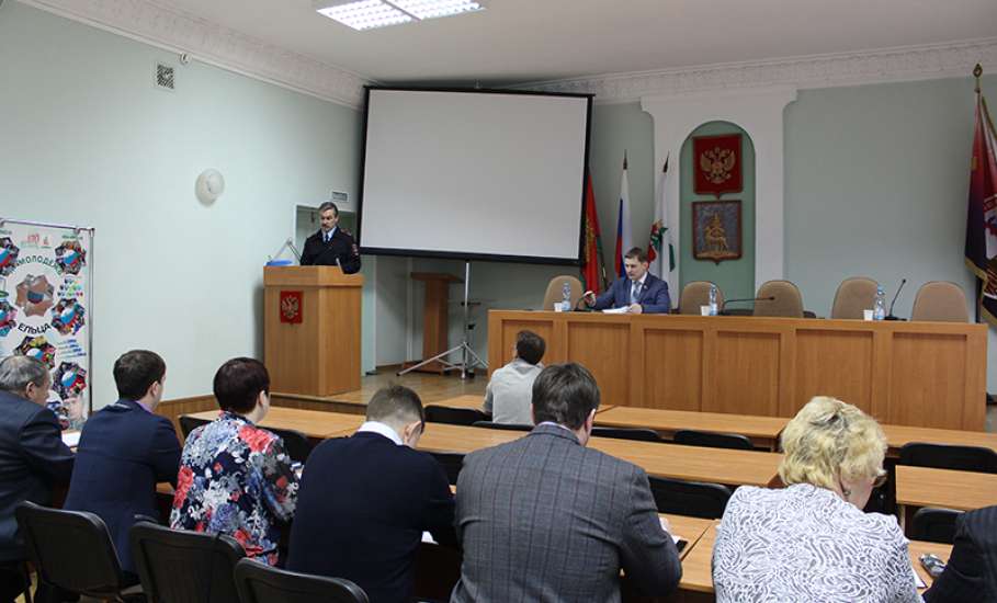 На сессии Совета депутатов Ельца начальник ОМВД России по городу Ельцу Павел Попов выступил с отчетом о проделанной работе