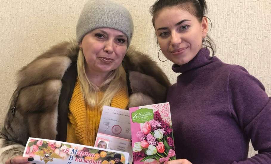 Сотрудники ОМВД России по городу Ельцу поздравили представительниц прекрасной половины человечества с Международным женским днём