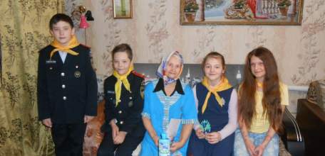 В Елецком районе праздничные поздравления и подарки получили более 500 женщин, получающих социальные услуги