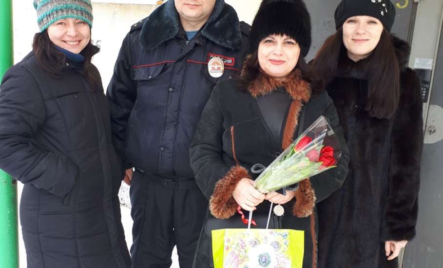 Елецкие полицейские поздравили матерей, вдов сотрудников, погибших при выполнении служебного долга, а также женщин-ветеранов с Международным женским днём