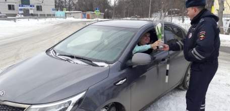 Представительниц прекрасного пола поздравили с Международным женским днём сотрудники елецкой Госавтоинспекции