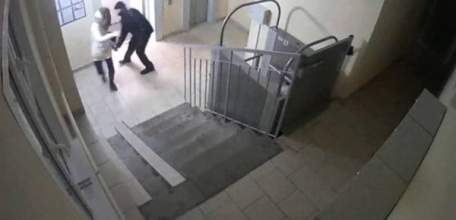 ОМВД России по городу Ельцу сообщает о мерах, которые следует предпринять при обнаружении в подъезде посторонних подозрительных лиц