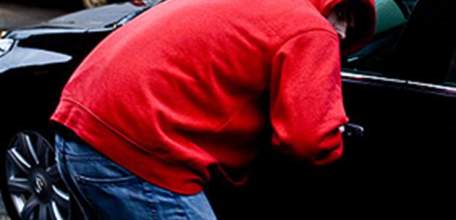 В селе Лавы Елецкого района похитили навигатор &laquo;Престиж&raquo; и золотое кольцо из автомобиля