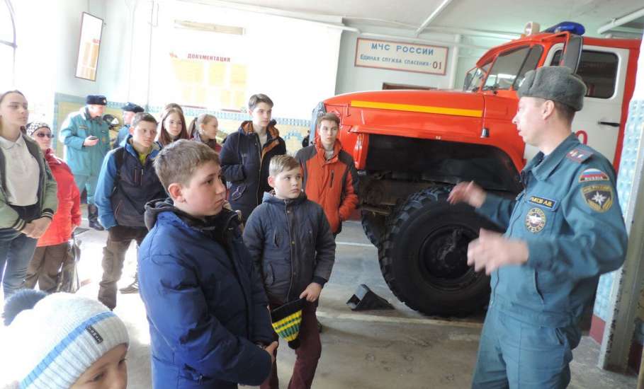 В рамках ОПМ «Семья» елецкие школьники посетили пожарно-спасательную часть