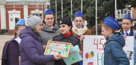 В Ельце пешеходам рассказывали о световозвращателях и дарили поделки участников регионального конкурса &laquo;Дорога глазами детей&raquo;