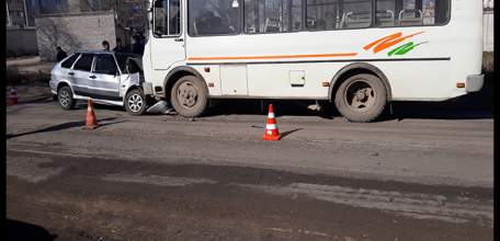 В Ельце легковой автомобиль попал в лобовое столкновение с автобусом